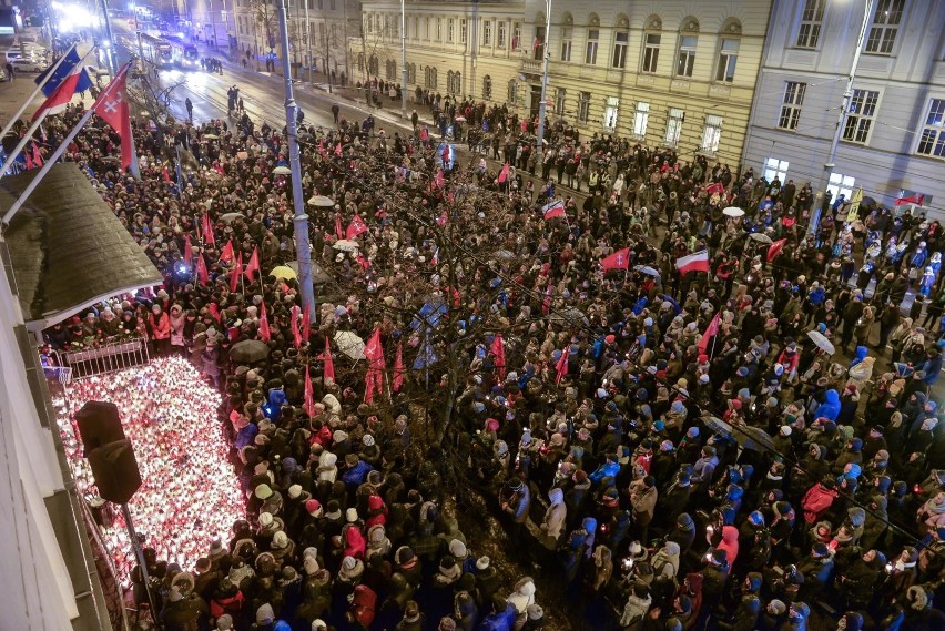 Tłumy przed Urzędem Miejskim w Gdańsku żegnały we wtorek...