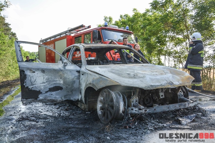 BMW doszczętnie spłonęło. Od auta zajął się las [ZDJĘCIA]