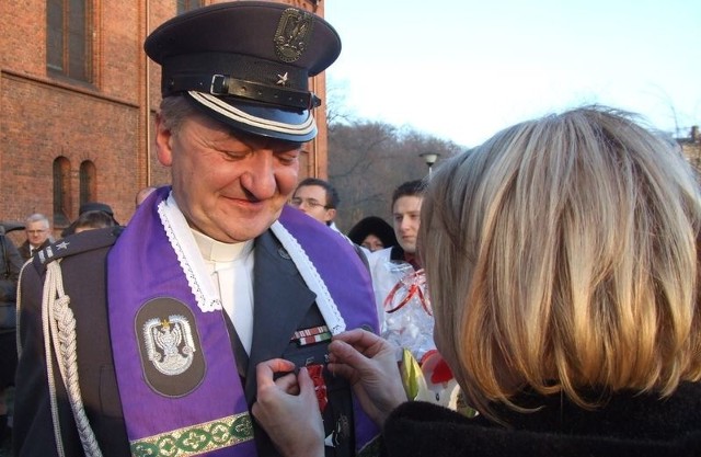 Włodzimierz Jankowski, ksiądz słupskiej Solidarności otrzymuje odznaczenie za swoją postawę w latach