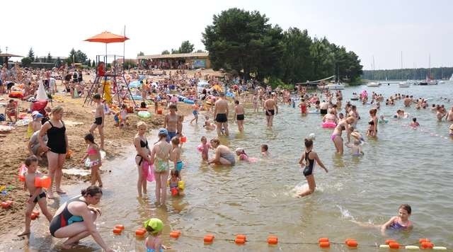 Wody Zalewu przyciągają zarówno amatorów sportów wodnych, jak i osoby, które nad wodą pragną jedynie wypocząć. W miniony weekend trudno było na plażach znaleźć skrawek wolnego miejsca