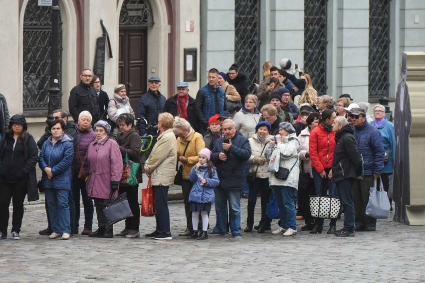 Tłumy poznaniaków przyszły na Stary Rynek po darmowe flagi...