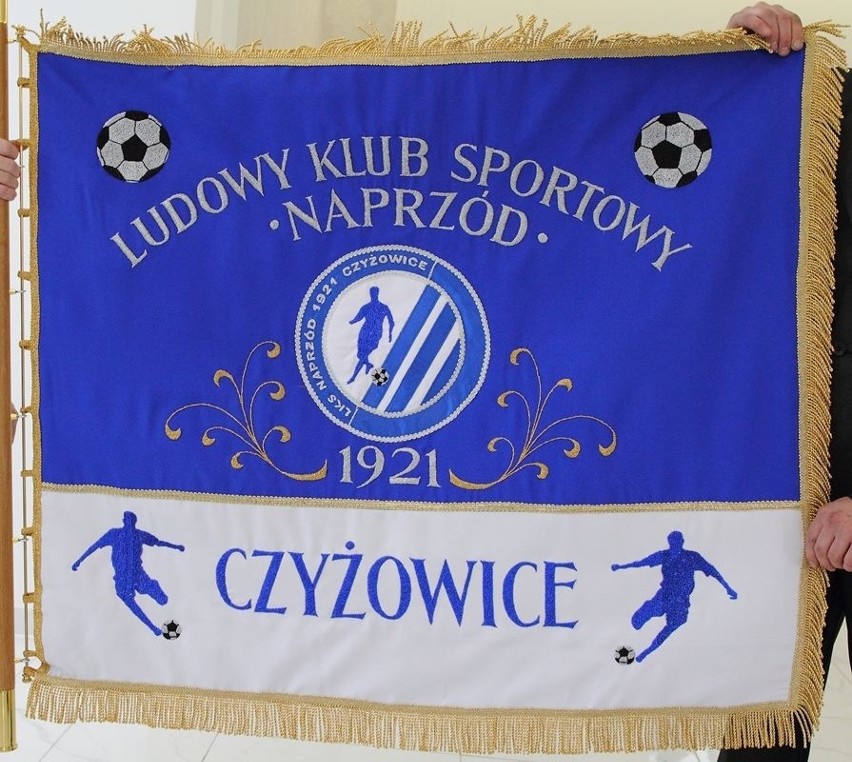 "Cześć sportu"? Wpadka klubu piłkarskiego LKS Naprzód Czyżowice. Poświęcili sztandar z błędem