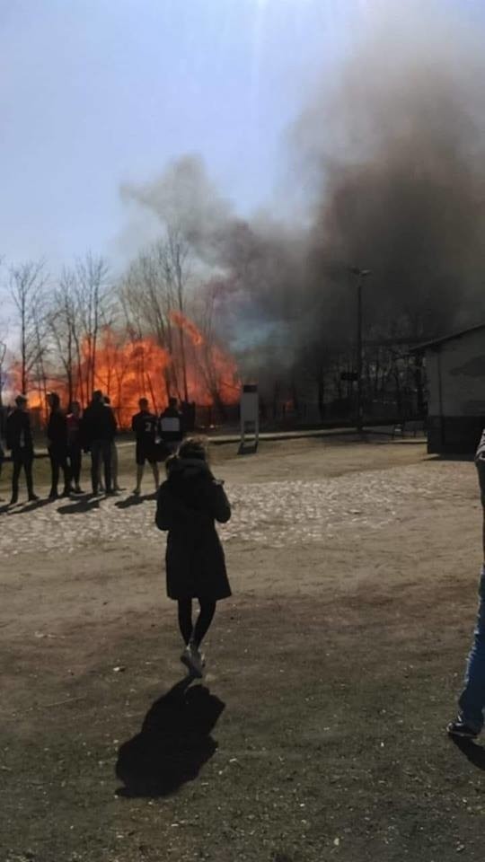 Wielki pożar tartaku w Dziemianach pod Kościerzyną, 14.04. 2019. Aż 22 zastępy strażaków brały udział w akcji gaśniczej [zdjęcia, video]