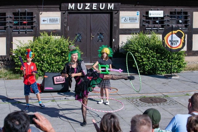 W piątek w Bydgoszczy rozpoczął się 12. Festiwal Sztuki Ulicznej Busker Fest. W centrum miasta przez cały weekend podziwiać można występy akrobatów, mimów, koncerty i pokazy z udziałem kilkudziesięciu artystów. Zobaczcie fotorelację z Festiwalu Busker Fest.