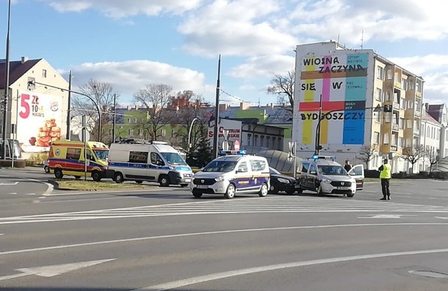 Do zdarzenia w Śródmieściu w Bydgoszczy doszło po południu w niedzielę, 22 marca. Zgłoszenie do służb dotarło o godz. 14.50. Wynikało z niego, że na rondzie Jagiellonów zderzyły się 2 samochody. - To volvo i radiowóz Straży Miejskiej w Bydgoszczy - mówi st. asp. Piotr Duziak z biura prasowego Komendy Wojewódzkiej Policji w Bydgoszczy. Okazało się, że kierowca volvo nie ustąpił pierwszeństwa przejazdu i zderzył się z prawidłowo jadącym radiowozem.Nikt nie odniósł poważnych obrażeń.