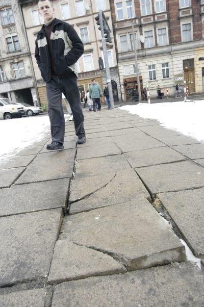 - Płytki codziennie się zapadają. Wstyd! - mówią o centrum miasta opolanie.