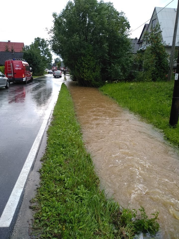 Orawa. Oberwanie chmury w Lipnicy Małej. Domy zalewa woda [NOWE ZDJĘCIA]