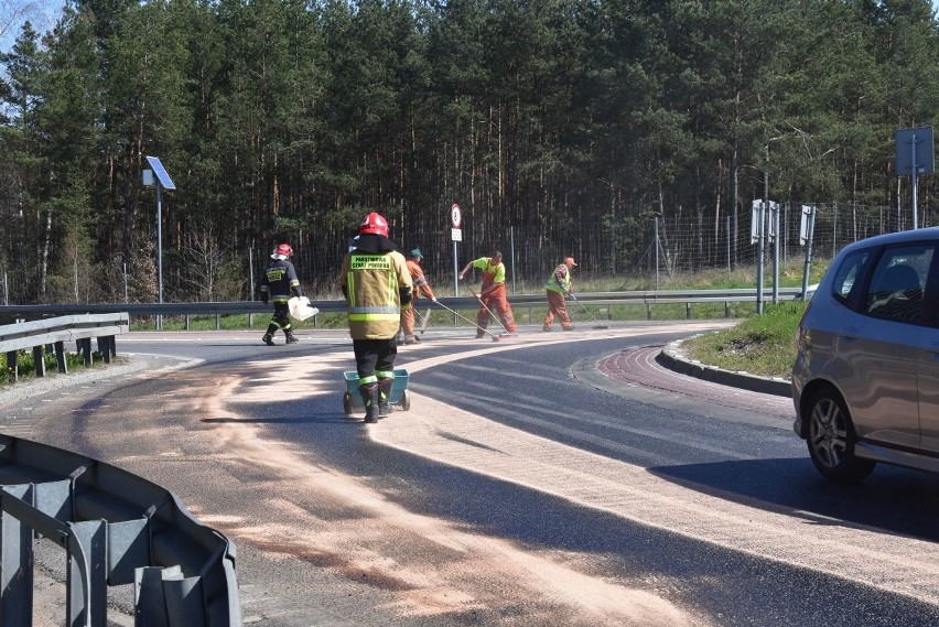 Zamknięta droga 74 i gigantyczne korki! Wszystko przez rozlany olej (ZDJĘCIA)