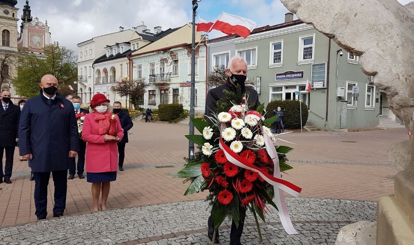 Święto Narodowe Trzeciego Maja w Tarnobrzegu. Kwiaty pod Pomnikiem Bartosza Głowackiego (ZDJĘCIA)