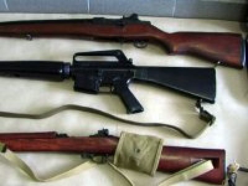 Zatrzymano cztery osoby podejrzane o handel bronią