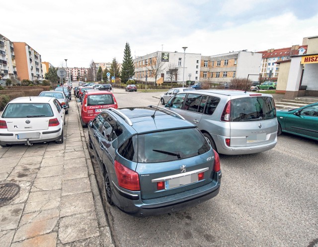 Mieszkańcy ulicy Spasowskiego narzekają na warunki na ich ulicy - trudno tędy przejechać, bo jest ciasno - twierdzą