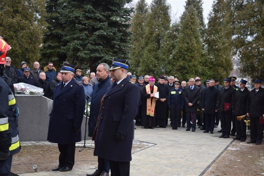 Przy komendzie PSP odsłonięto obelisk upamiętniający...