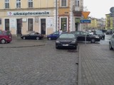 Jak oni parkują: BMW zablokowało wjazd na parking