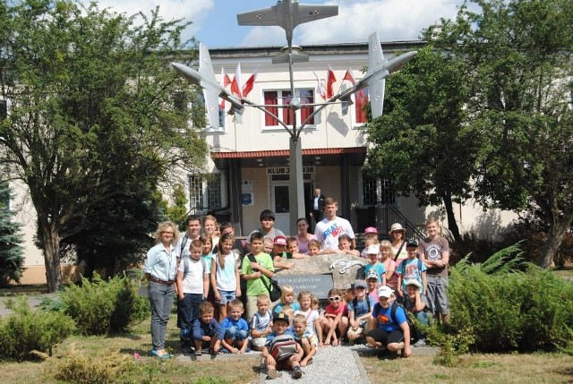 W środę dzieci z Ustronia odwiedziły Port Lotniczy Sadków.