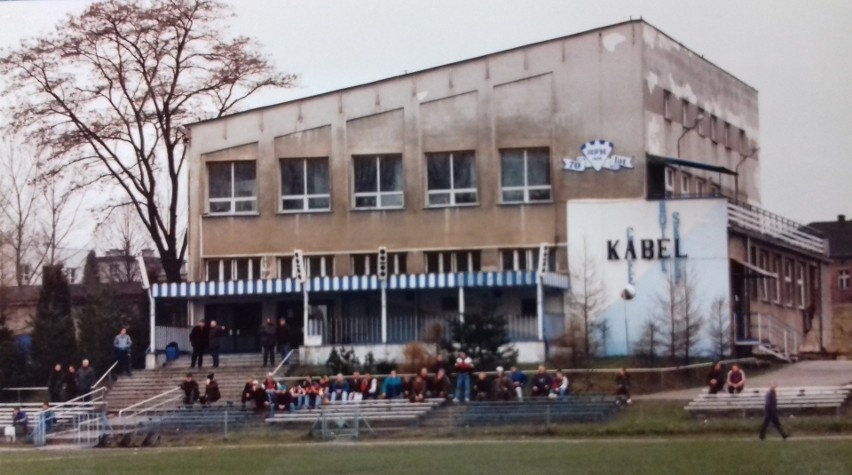 Siedziba i stadion KS Kabel mieściły się przy ul....