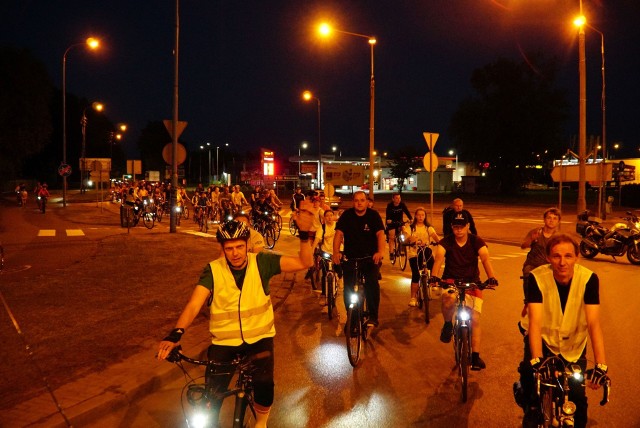Nocny przejazd rowerowy ulicami Skierniewic przyciągnął w ubiegłym roku około 700 rowerzystów. Jak będzie w tym roku? Organizatorzy liczą na pobicie rekordu