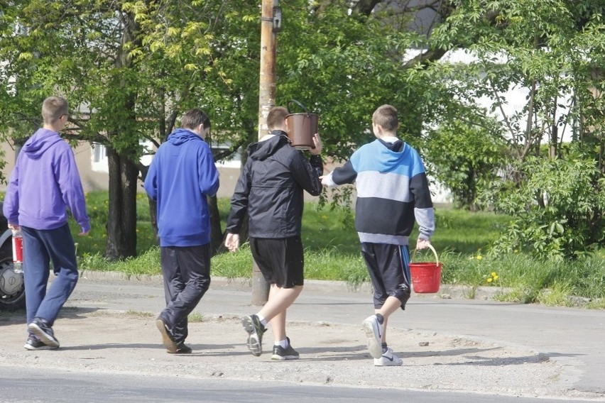 Lany poniedziałek we Wrocławiu. Butelki i wiadra poszły w ruch (ZDJĘCIA)