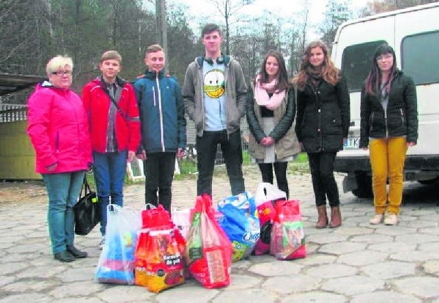 Uczniowie gimnazjum imienia Jana Pawła II w Daleszycach razem z darami dla zwirzaków tuż przed wejsciem do schroniska.