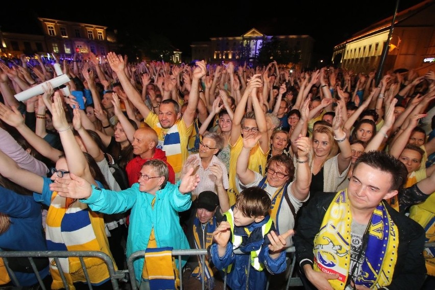 Wielka feta Vive Tauronu w Kielcach na Rynku. Tysiące kibiców dziękowały naszym potrójnym mistrzom