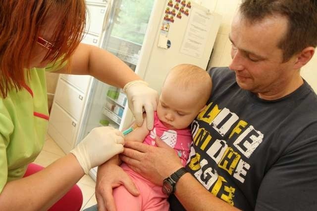 Do tej pory rodzice z Torunia szczepili dzieci płacąc ok. 280 zł za jedną szczepionkę