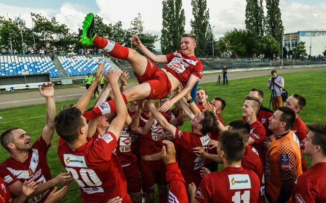 Piłkarze Wdy Świecie w taki sposób świętowali wywalczenie drugiego z rzędu Regionalnego Pucharu Polski