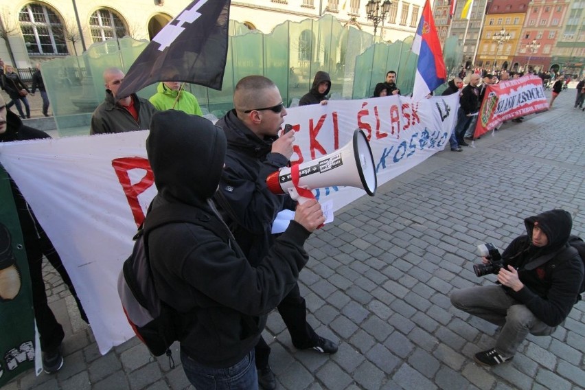 Marsz NOP-u we Wrocławiu. Demonstrowali przeciwko amerykańskiej polityce (NOWE ZDJĘCIA)