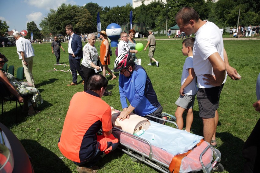 Jak zobrazować łańcuch pokoleń Wojska Polskiego? Zorganizować piknik. Festyn patriotyczny na Błoniach pod Zamkiem w Lublinie. Fotorelacja