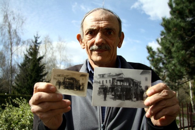 Jan, syn Czesława Raka, pokazuje zdjęcie z kolekcji Kuriera (z prawej) i oryginał