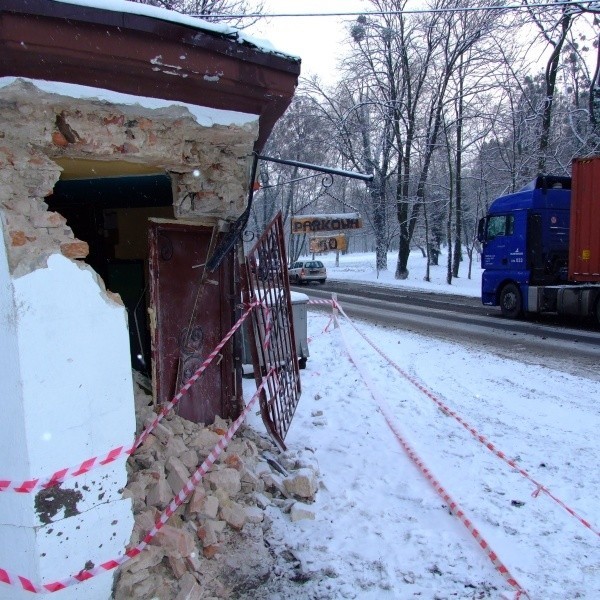 Na skutek wypadku zniszczona została jedna ze ścian lokalu.