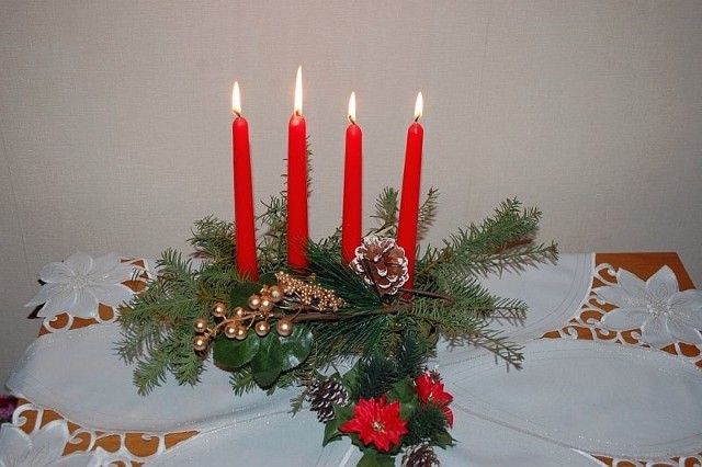 Cztery świece symbolizują  cztery niedziele adwentu