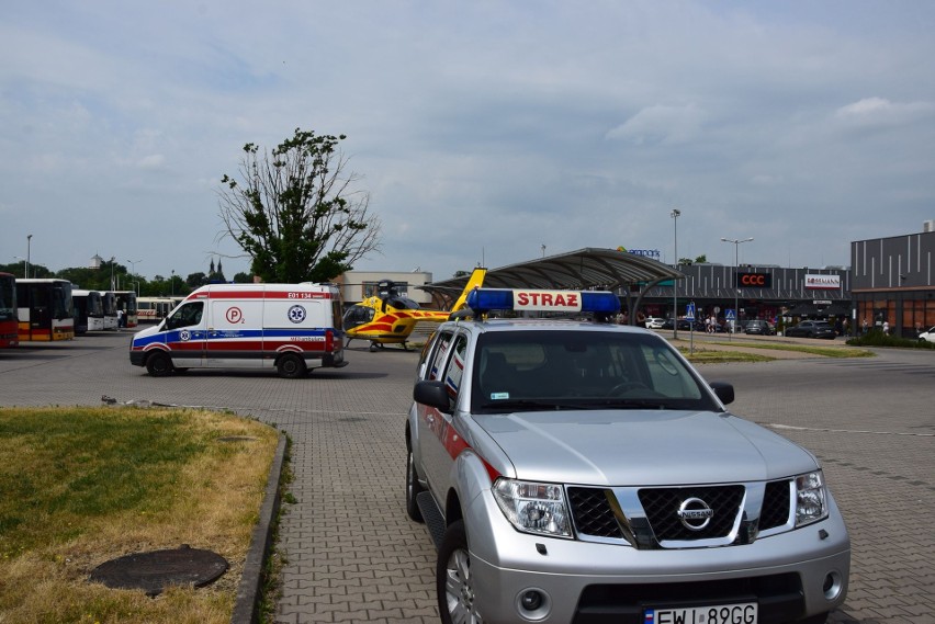 Śmigłowiec ratunkowy wylądował na dworcu PKS w Wieluniu. 40-latek spadł z balkonu w centrum. Targnął się na swoje życie? ZDJĘCIA, WIDEO