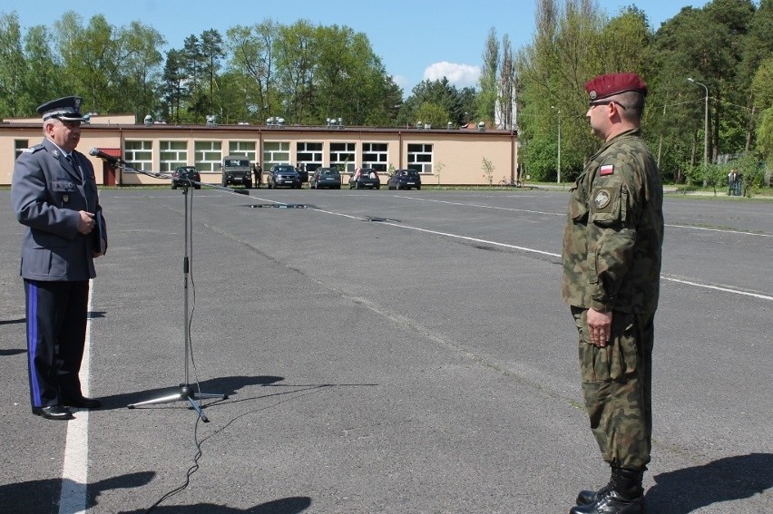 Żołnierz uratował życie rannego policjanta z Opoczna. Został wyróżniony za bohaterską postawę