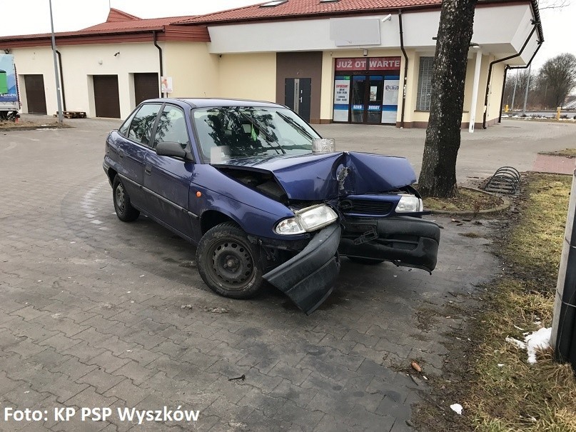 Wyszków: pijany kierowca skosił latarnię [ZDJĘCIA+WIDEO]