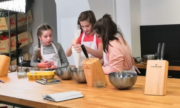 Tosia Dąbek, uczennica Szkoły Podstawowej w Pińczycach w MasterChef Junior.Zobacz kolejne zdjęcia. Przesuwaj zdjęcia w prawo - naciśnij strzałkę lub przycisk NASTĘPNE