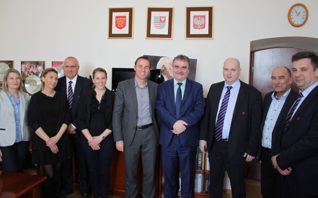 Goście z UEFA i PZPN oraz przedstawiciele Urzędu Miasta Kielce w gabinecie prezydenta Kielc Wojciecha Lubawskiego. 