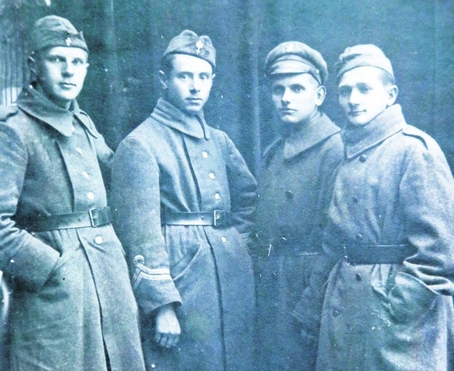 To zdjęcie Alfreda Niwińskiego (pierwszy z lewej)  z kolegami ochotnikami wojny w 1920 roku znajduje się w muzeum szkolnym VI LO w Białymstoku