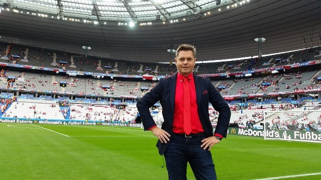 Marcin Feddek, dziennikarz Polsatu, w trakcie Euro 2016 na murawie Stade de France przed meczem biało-czerwonych z Niemcami (0:0).