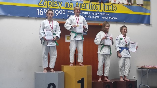 Oliwia Szycko (z lewej) zadowolona była na koszalińskim podium