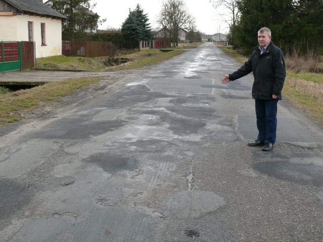 W tym roku będzie kontynuowana przebudowa drogi powiatowej z Marchocic do Secemina. Wyremontowane zostanie około 2,5 kilometra – pokazuje wójt Tadeusz Piekarski.
