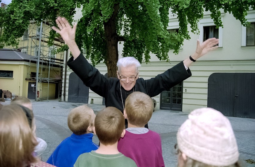 Bardzo lubił dzieci. Wśród wielu nagród i wyróżnień miał...