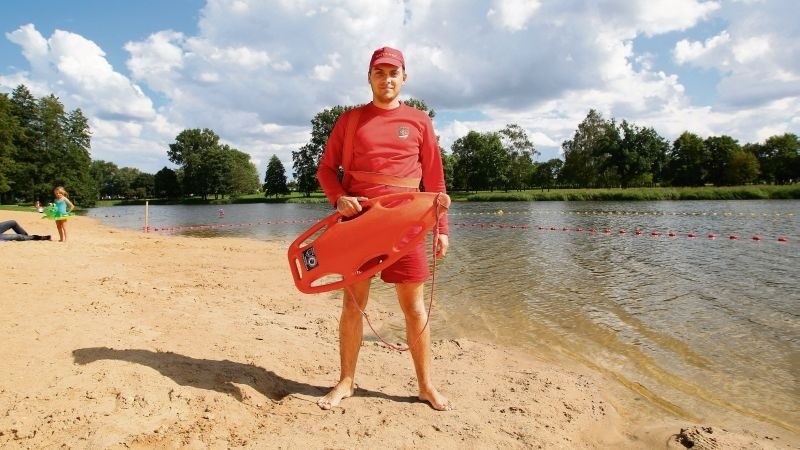 Łódzki ratownik Sebastian Kruś z Fundacji Wodnej Służby...