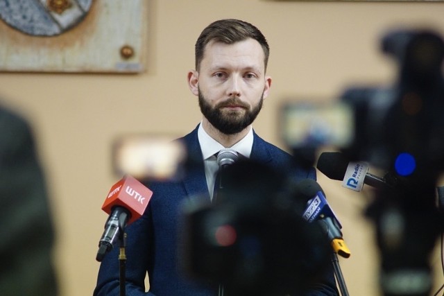 Pełniący obowiązki burmistrza Radosław Szpot jest oburzony zaangażowaniem Kościoła w sprawy polityczne i oświadcza, że nie wybiera się na głosowanie.