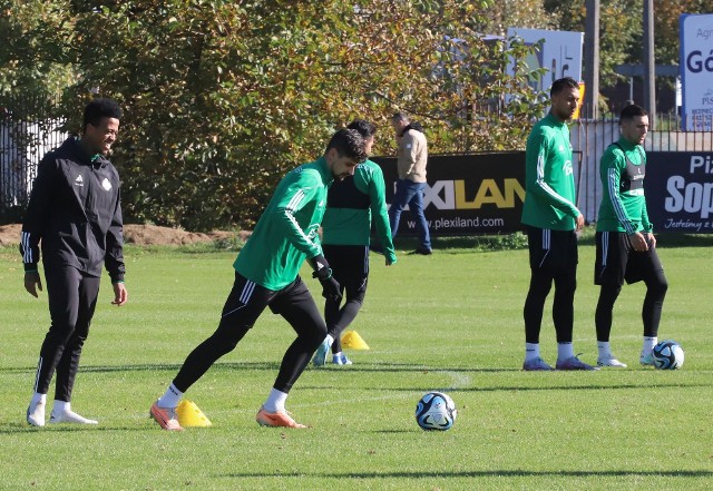 Trening zawodników Radomiaka przed meczem z Koroną Kielce. Na pierwszym planie Raphael Rossi, kapitan Zielonych.