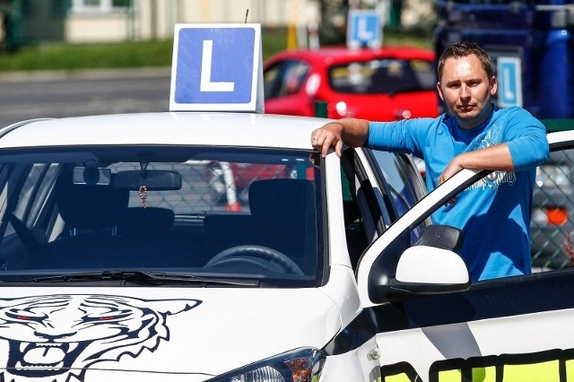 Adam Warzocha, właściciel ośrodka Nitro: &#8211; Dopóki WORD egzaminuje na hyundaiach, szkoły nie będą się spieszyły do zakupu kamer, bo to spory wydatek. Ale jeśli ośrodek zmieni auta na inne, korzystniej będzie dla nas kupić taki sprzęt, niż wymieniać pojazdy. Od razu z nowej możliwości skorzystamy natomiast na egzaminach na kategorie motocyklowe. Motory także można podstawić, a nie trzeba w nie inwestować dodatkowych pieniędzy. To duże ułatwienie, bo większość szkół ma inne motocykle niż WORD.