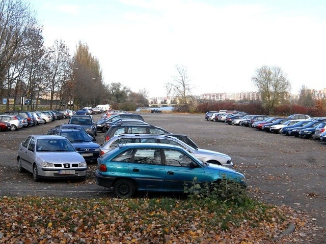 W zamian za basen miasto jest skłonne oddać WSK zniszczony parking przy ul. Żeglarskiej.