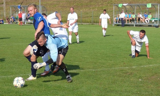 Wrześniowe derby w Nowym Korczynie - o piłkę walczą Michał Borczuch i Konrad Kopacki - zakończyły się zwycięstwem Tempa. 