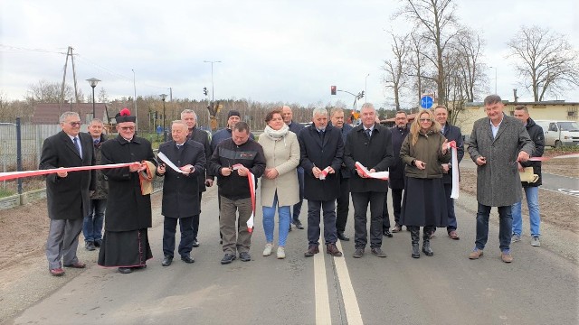 W uroczystym przekazaniu drogi do użytku wzięły udział władze powiatowe i gminne