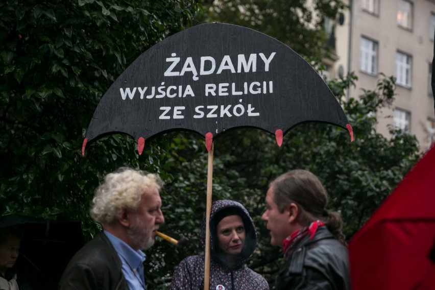 Czarny Wtorek. Parasolki pod siedzibą PiS-u