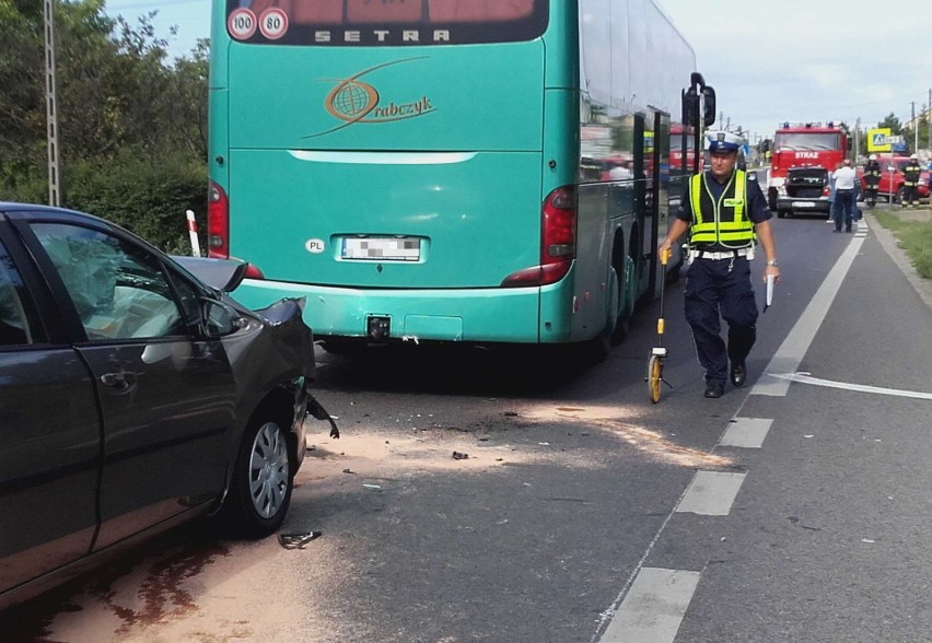 W Radlinie koło Kielc zderzył się autobus wiozący dzieci i dwa samochody osobowe. Są utrudnienia w ruchu