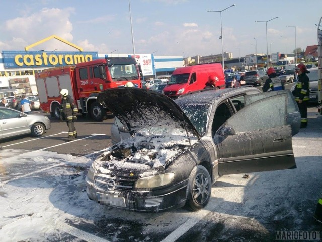 Pożar objął komorę silnika osobowego opla.